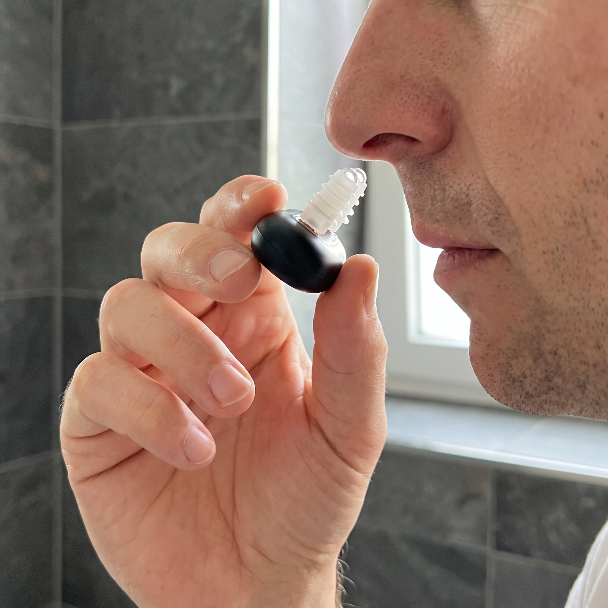 De neusclip vóór gebruik aanbrengen